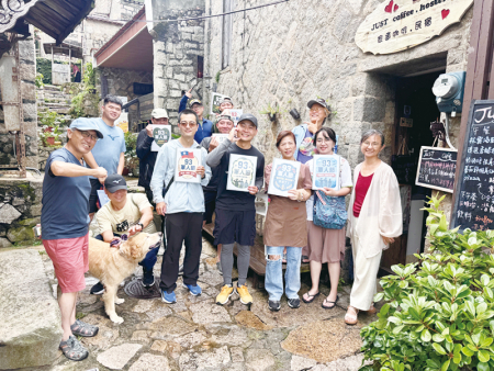 官兵與店家合影，共慶九三軍人節。