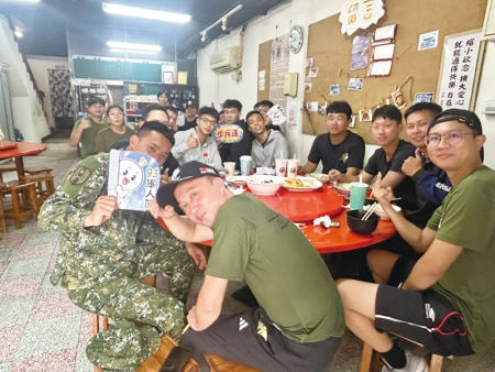 官兵歡聚享用美食，感受地方濃厚敬軍情誼。