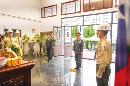 主祭者與陪祭者就位，執行秋祭典禮。