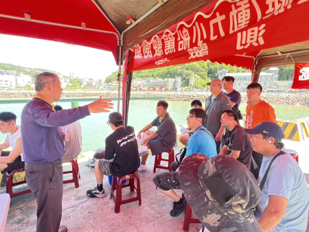 交通部航港局攜手中華民國港口總工會首度在馬祖辦理「營業用動力小船駕駛訓練班」，讓馬祖民眾就近考證。（圖／文：馮紹夫）