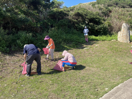 西莒傳統技藝協會辦理保護環境淨山健行活動，鄉親一起健行做環保，為環境盡一份心力。（圖／文：宋幸儒）