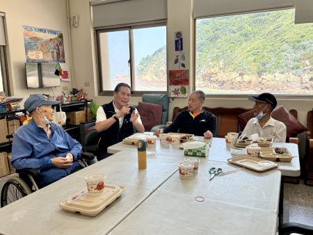縣長關懷牛津學堂長者　感謝照護團隊用心守護