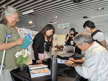 《馬祖祕密地圖：發掘世界級的寶藏》新書發表會6日下午在梅石演藝廳登場，作者榮芳杰教授來到現場分享創作過程與理念。（圖／文：馮紹夫）