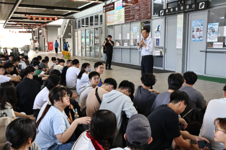 海洋大學馬祖校區迎來77名大二生，縣長王忠銘、副縣長陳冠人、教育處長王禮民等昨日上午前往碼頭熱情迎接。（圖／文：王致潔）