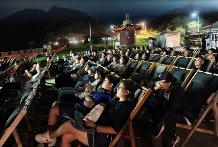 北竿「七夕星漩電影之夜」7日晚間在坂里天后宮前廣場迎來最終場，鄉親及民眾陸續到場欣賞電影，在村落夜色中共享輕鬆的夏夜時光，也為系列活動畫下句點。（圖／文：鄭禮頤）
