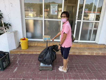 縣府產發處啟動非洲大蝸牛回收獎勵作業，9日有3位民眾帶著抓獲的非洲大蝸牛前往回收。（圖：產發處）