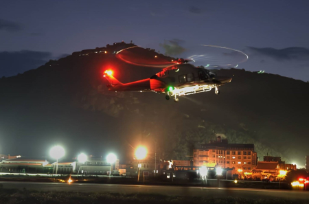 釣客落海受傷，經醫護人員搶救恢復心跳後，安排直升機後送臺灣接受進一步治療。（圖／文：鄭禮頤）