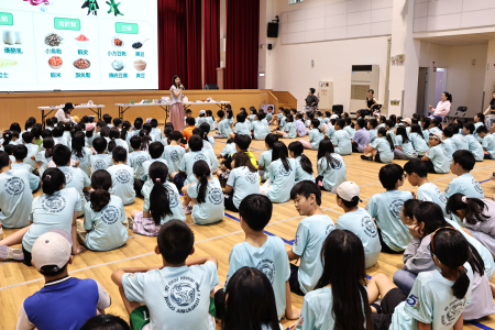 連江縣介壽國民中小學辦理全縣國中小營養巡迴講座，透過互動問答及生活化內容，帶領學生認識鈣質、高鈣食物與骨骼健康觀念。（圖／文：鄭禮頤、王致潔）