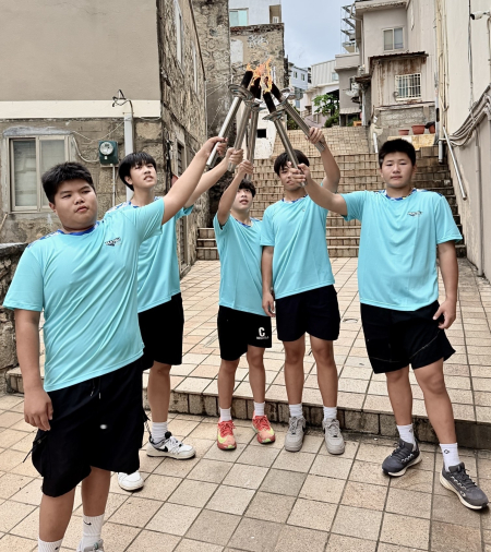連江縣運聖火離島傳遞至東引，國中生接力傳遞展現運動熱情。（圖：東引鄉公所）
