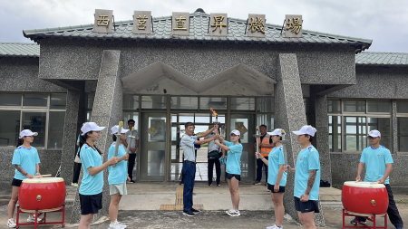 直升機載「聖火」跨海傳遞　四鄉五島接力迎縣運