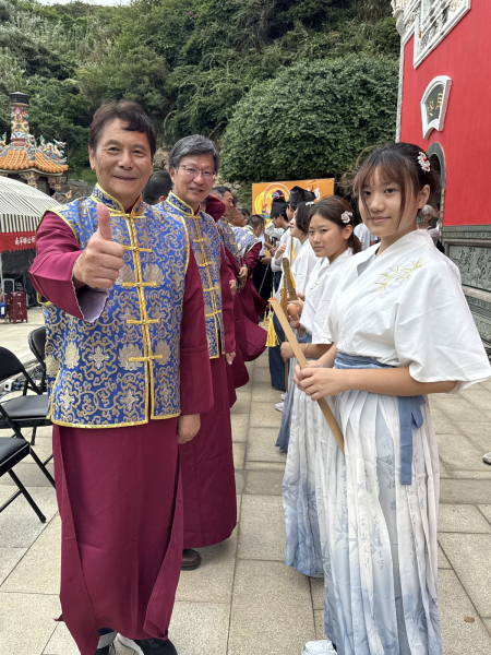 牛角做出幼　古禮啟新程。（圖與文：王致潔）