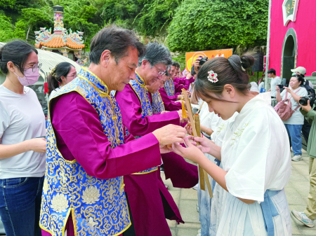115年牛角做出幼成年禮盛大登場，縣長王忠銘與各界貴賓為93位高一學子加冠、笄禮，祝福青年平安成長、迎向新階段。（圖／文：王致潔）
