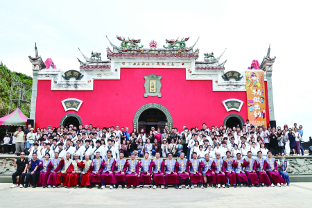 牛角做出幼　93名學子循古禮迎成年