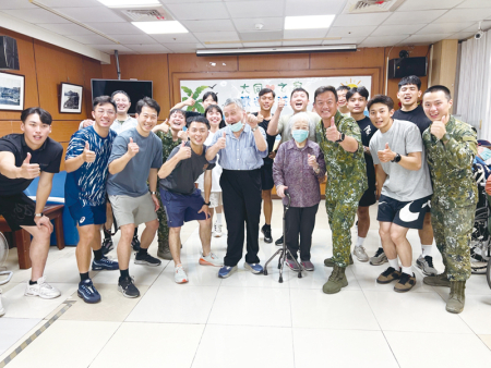 官兵與長輩合影留念，展現軍民一家深厚情誼。