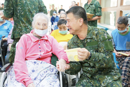 指揮官親贈中秋月餅，向大同之家長輩送上祝福。