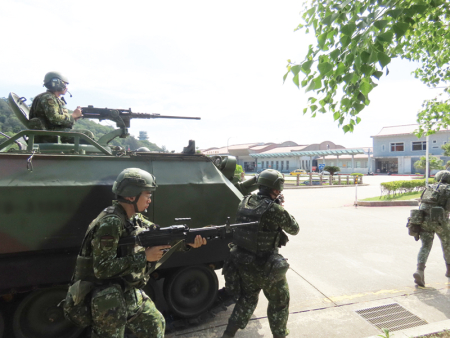 執行機場周邊警戒任務，強化重要目標防護韌性。
