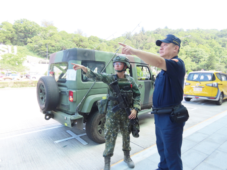 與警方實施現況交接，掌握任務執行情形。