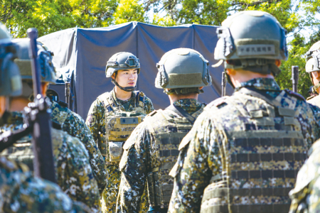 戰備部隊長下達安全規定，提醒官兵落實操作程序。