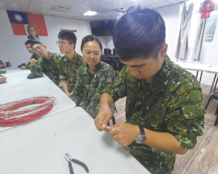 官兵實施單芯線接合，體現學習熱忱。