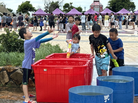潑水節暨多元文化嘉年華在白馬王公園熱鬧登場，縣長王忠銘與新移民女性關懷協會理事長梁燕林共同開鑼，現場氣氛熱烈。（圖／文：王致潔）