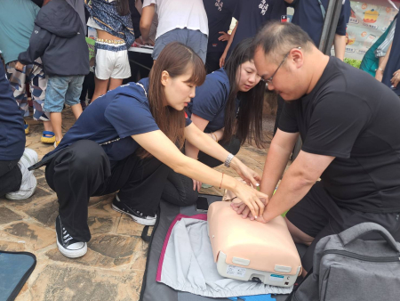 消防局協同鳳凰志工於多元文化嘉年華推廣消防安全，輔導民眾實操CPR與AED，期提升救護接觸率並增加患者存活率。（圖：連江縣消防局）