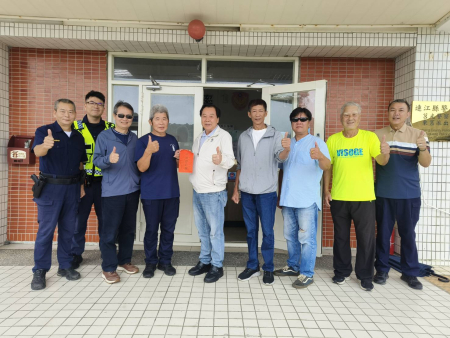 連江縣警友會昨（13）日前往莒光慰勉員警，張永江、陳樂禮、陳貽斌等人分別走訪東、西莒警察所，致贈秋節加菜金。（圖／文：蔡夢玲）