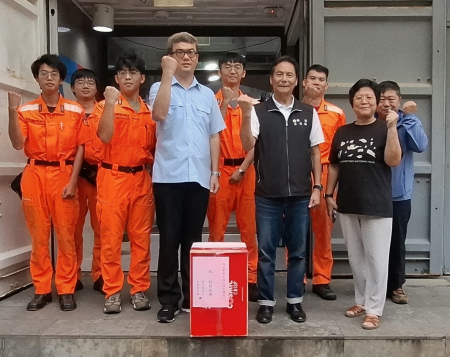 中秋佳節將至，為感謝第一線海岸巡官兵守護馬祖海域安全，縣長王忠銘偕同財稅局長陳歲金前往海、岸巡慰問。（圖：連江縣政府）
