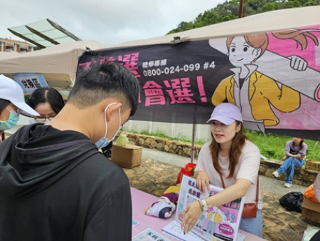 連江地檢署於連江縣多元文化暨社福嘉年華進行反賄選宣導，吸引社區民眾與新住民熱烈參與。（圖：連江地檢署）