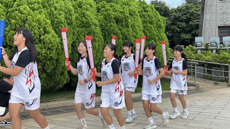 連江縣政府教育處長王禮民率聖火隊跨海抵金，於莒光樓前傳遞聖火，象徵第十一屆離島運動會「離島不離心」精神。（圖：金門縣政府教育處）