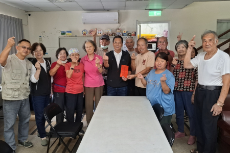 縣長王忠銘赴津沙、山隴社協C據點致贈加菜金，親切陪伴長輩共餐、關心大家近期生活與需求。（圖：王致潔、縣府）