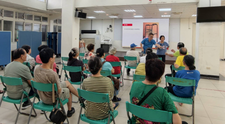 連江縣政府民社處15日在北竿塘岐老人活動中心舉辦輔具維修及宣導巡迴活動，由專業人員說明各類輔具使用及照護重點，並提供相關諮詢與維修服務。（圖／文：鄭禮頤）