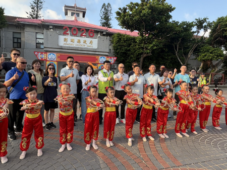 連江縣政府教育處長王禮民率聖火隊跨海抵澎，由澎湖縣副縣長林皆興接下，並在縣府廣場前聖火台點燃勝利之火。（圖：連江縣政府教育處）
