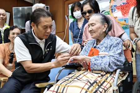 大同之家住民劉依媄女士喜迎98歲壽辰，縣長王忠銘率縣府與公所團隊前往祝壽，家人亦跨海同聚，讓壽星十分開心。（圖／文：王致潔）