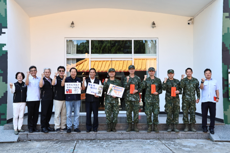 府會首長致贈馬防部、海岸巡秋節加菜金