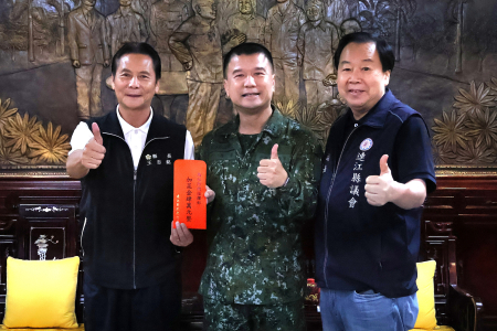 秋節前夕，縣長王忠銘、議長張永江率縣府團隊致贈秋節敬軍加菜金予馬防部及海、岸巡隊，感謝其守護馬祖家園，並致上中秋祝福。（圖／文：王致潔）