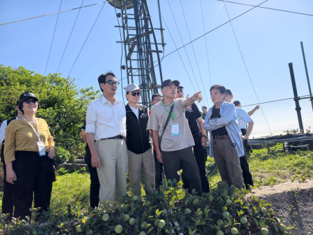 數位發展部長林宜敬與相關團隊17日赴北竿訪查通訊建設，在地方及中華電信人員陪同下，了解微波通訊設備、傳輸備援及在地維運情形，並關心馬祖地區專業維修人力配置。（圖／文：鄭禮頤）