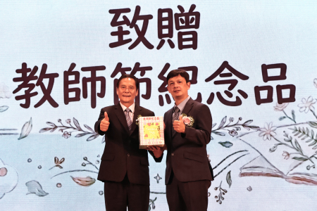 縣長王忠銘與議長張永江表揚優秀教師，致上崇高敬意，並致贈教師節紀念品，由師鐸獎得主黃祥晟代表接受。（圖／文：王致潔）