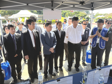 臺馬第四海纜完工啟用典禮，行政院長卓榮泰、數發部長林宜敬、縣長王忠銘等人共同見證；並聽取中華電信介紹第四海纜硬體設備。（圖／文：王致潔）