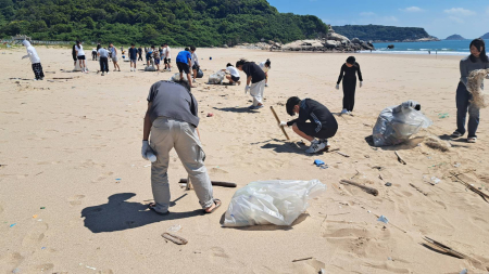 海大馬祖校區師生18日前往北竿坂里沙灘進行「向海致敬」淨灘活動，以實際行動維護沙灘環境。（圖：國立海洋大學馬祖校區提供）