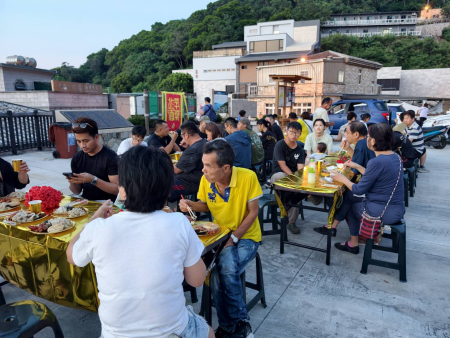 北竿酒季「在地閩東飲食文化節」18日晚間於橋仔廣場熱鬧登場，現場端出多道馬祖特色料理，吸引鄉親、國軍弟兄及旅人一同品嘗，大家圍桌交流、共享在地好滋味，感受閩東飲食文化與島嶼人情味。（圖/文鄭禮頤）