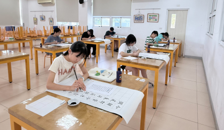 115年全國語文競賽縣內複賽19日在介壽國中小舉行，演說、朗讀、寫字成績當天揭曉，教育處長王禮民為獲獎學子頒獎。（圖／文：王致潔）