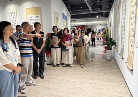 「藝墨伍島情—陳傳貴書藝展」19日於馬祖民俗文物館開幕，諸多台馬貴賓到場共襄盛舉；陳傳貴亦現場為觀眾進行導覽。（圖／文：王致潔）