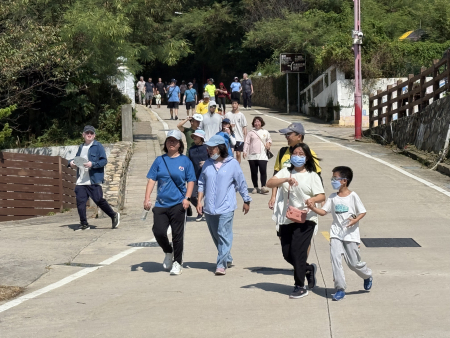 南竿秋季大健行19日於馬港天后宮熱烈登場，鄉親在山海美景間走出健康活力；縣長王忠銘亦到場為大家加油打氣。（圖／文：王致潔）