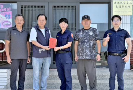 警友會理事長張永江致贈東引警察所秋節加菜金