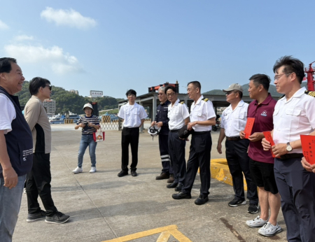 副縣長王陳冠人、議長張永江致贈新臺馬輪、臺馬之星、東海明珠秋節加菜金。