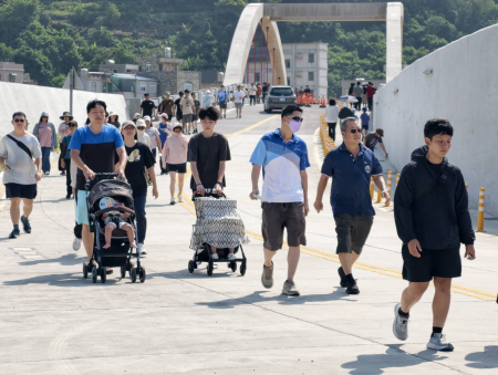 「115年運動i台灣2.0四鄉五島大健行」北竿鄉秋季場熱鬧登場，鄉親完成熱身操後一起出發，沿途邊健走、邊閒話家常，共同走出健康與活力。(圖/文鄭禮頤）