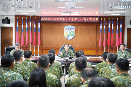 指揮官實施軍法紀宣教，提醒官兵恪遵行政中立、廉政規範。
