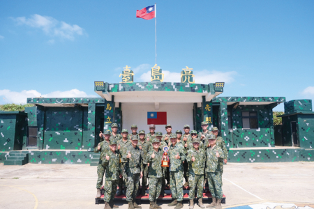 指揮官於秋節慰問期間與國軍模範團體官兵合影，肯定官兵辛勞付出。