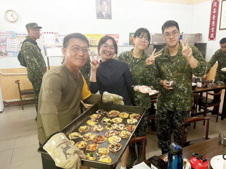 官兵展示烘烤成果，分享手作美味披薩。