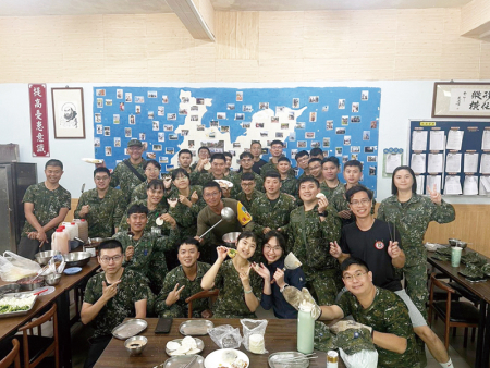 官兵合影留念，過程中溫馨又歡樂。